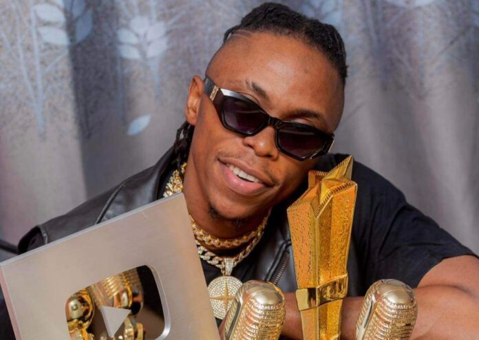 Musique Guinée : Ans T Crazy affiche ses trophées avec fierté !