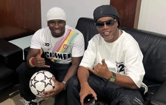 Ronaldinho accueilli par Iya Traoré à l’aéroport Ahmed Sékou Touré de Conakry.