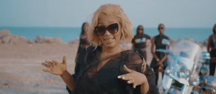 Djely Kaba Bintou a livré le clip « Eyama Gnokhoun ».