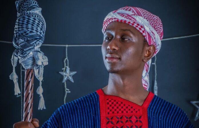 Straiker allume les autres rappeurs dans son single « Boss ».