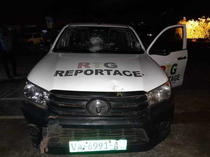 Une voiture de journalistes de la RTG caillassée à Hamdallaye.