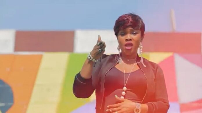 Maddam Chic vise loin avec sa musique : le point sur son clip « Hinkolon ».