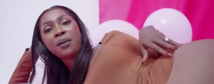 Tenin Diawara se décrit comme « irrésistible » pour les hommes dans son clip « Goûter ».