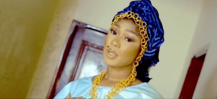 Mimi Paya Paya raconte son passé émouvant en musique dans le clip « Tôrè ».