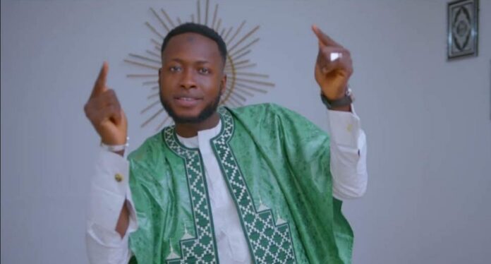 Mousto Camara valorise les actions du Ministre de l’Education dans le clip « Mikhifanyi ».