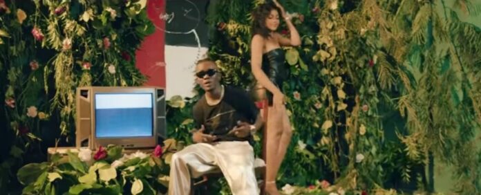 King Alasko chante l’amour en couleurs dans le clip « Première Dame ».