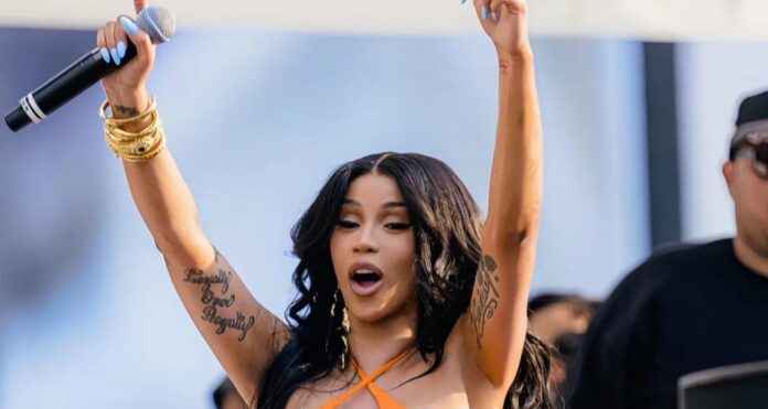 Le micro jeté par Cardi B vendu aux enchères à une somme inimaginable.