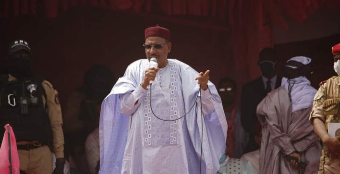 Niger : le président déchu accusé de haute trahison par la junte.