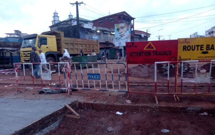 #Actualité_de_la_Guinée 🇬🇳 : travaux en cours sur la route Cosa – Nongo. La circulation est restreinte près du rond-point. 