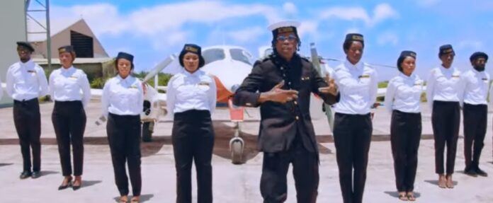 Ans T Crazy se demande « Pourquoi toujours lui » dans son nouveau clip (à regarder).
