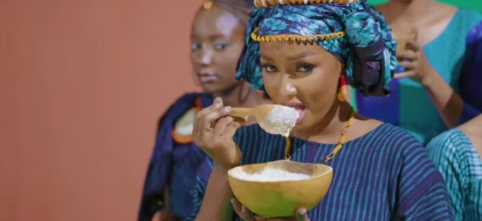 Aicha Kindia rend un hommage mérité à Fatou Linsan avec une reprise de « Foulamoussou » (vidéo)