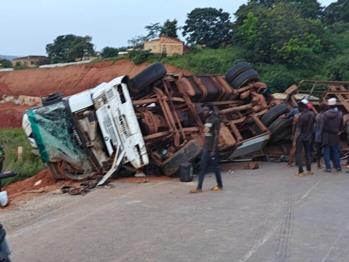 Mamou – Timbo : un camion renversé sur la nationale (AGEROUTE)