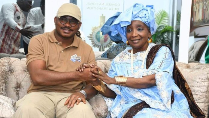 Dr Dansa Kourouma célébré en musique par la légende Aicha Koné.