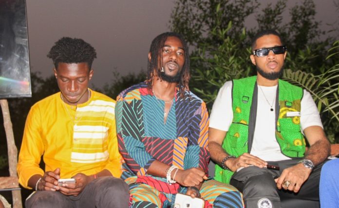 Releasy Party d' Amaza : un chic moment partagé entre l’artiste et ses proches.