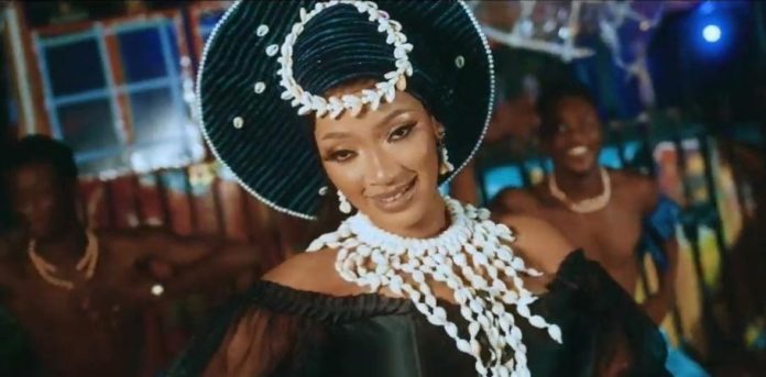 Djely Kaba Bintou enchante avec son nouveau clip « avant toi ».