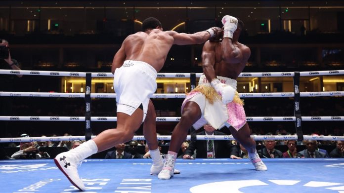 Boxe : A Joshua remporte la victoire par KO sur Francis Ngannou.