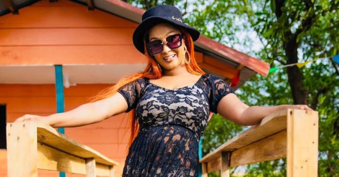 Aicha Kindia a livré le clip « Welilan » à quelques jours de son concert dédicace.